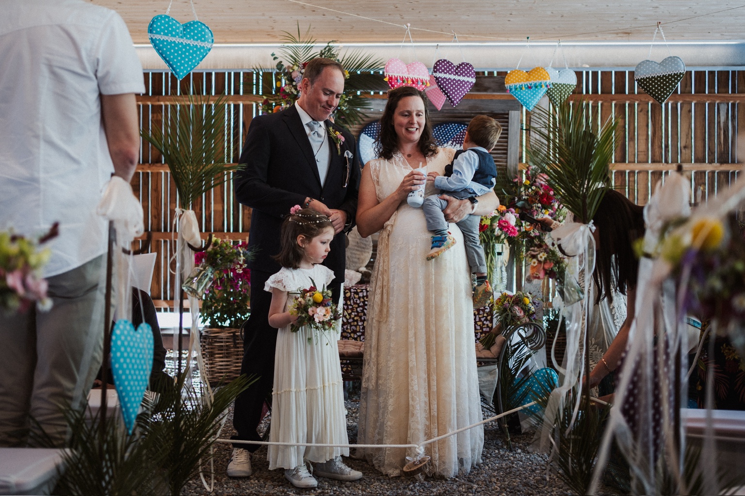 Ramona und Mathias mit ihren Kindern bei ihrer Hochzeit
